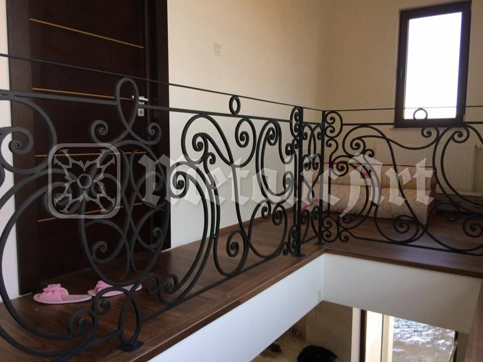 Balustrada de lângă ușa de la etaj.