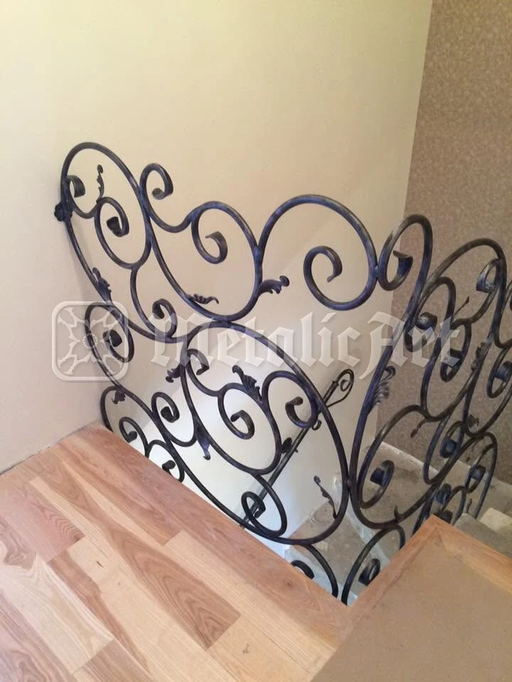 Colțul balustradei, cu volutele mari.