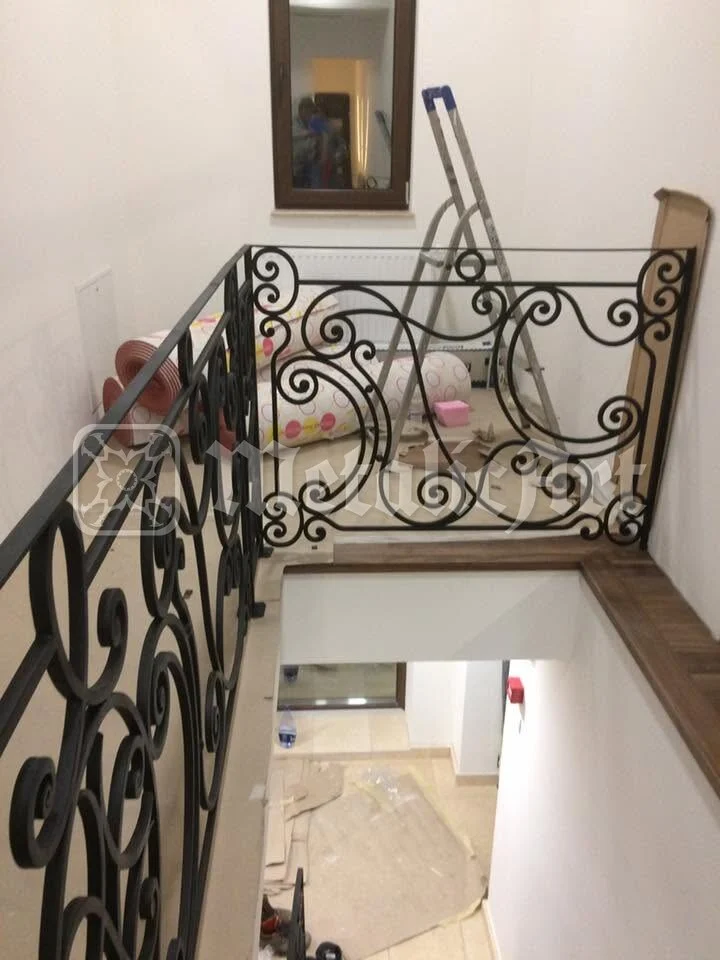 Balustrada palierului, cu oglinda rezemată de perete.
