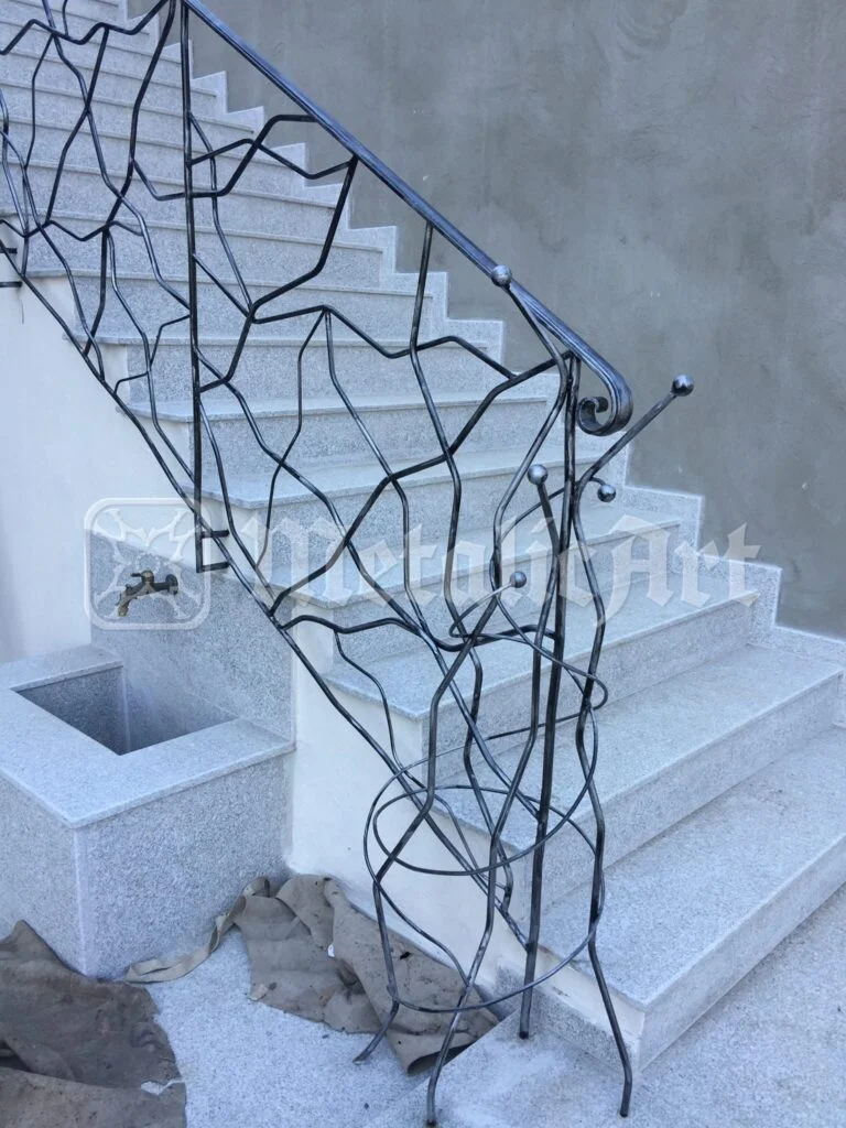 Scara întreagă, cu balustrada pe toată lungimea.