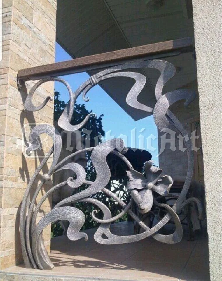 Balustradă exterioară cu panglici late de metal și o floare forjată în centru, finisaj argintiu texturat.