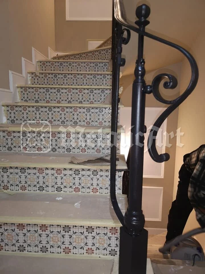 Rampa văzută de jos, cu desenul faianței pe contratrepte.