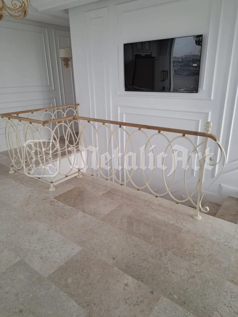 Balustrada golului de scară, văzută dinspre televizor, cu mâna curentă de lemn.