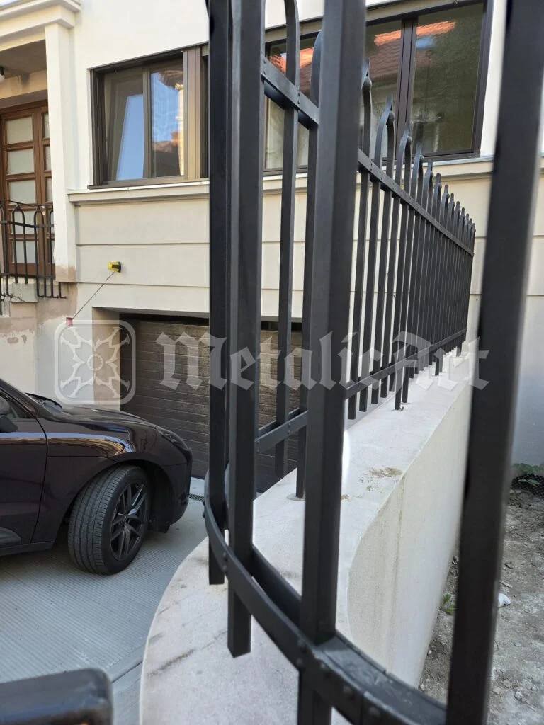 Detaliu al structurii: stâlpul de capăt și bara orizontală a balustradei.