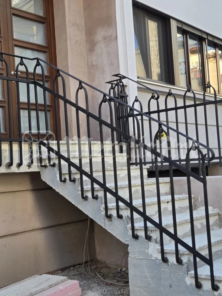 Balustradă de scară din fier forjat, pe toată lungimea fațadei.