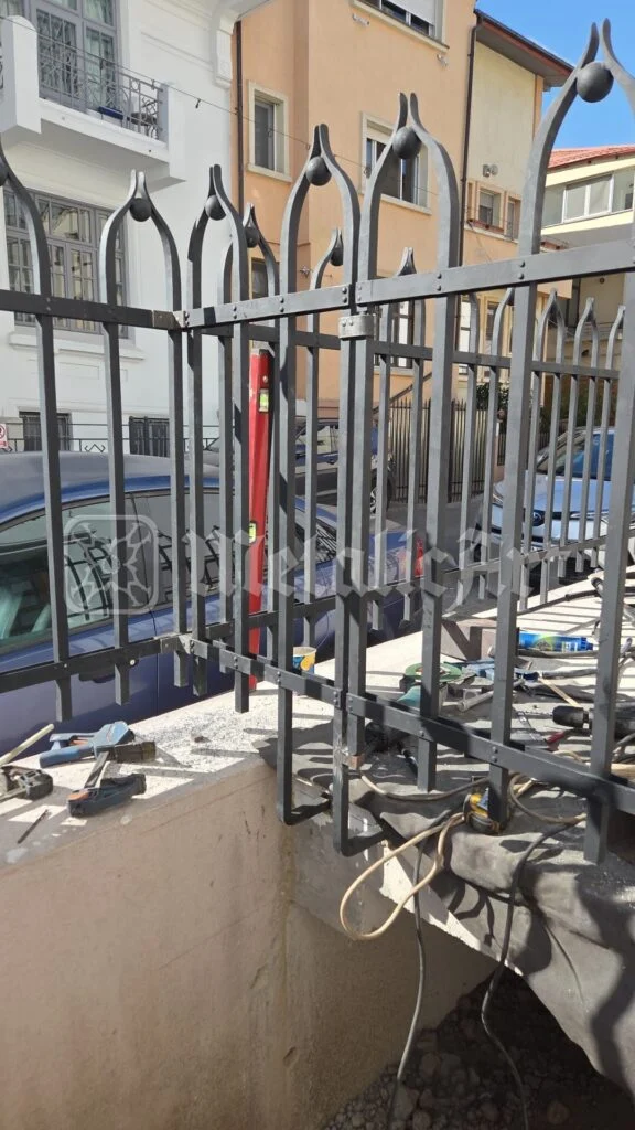 Balustradă din fier forjat montată pe zid, în timpul lucrărilor.