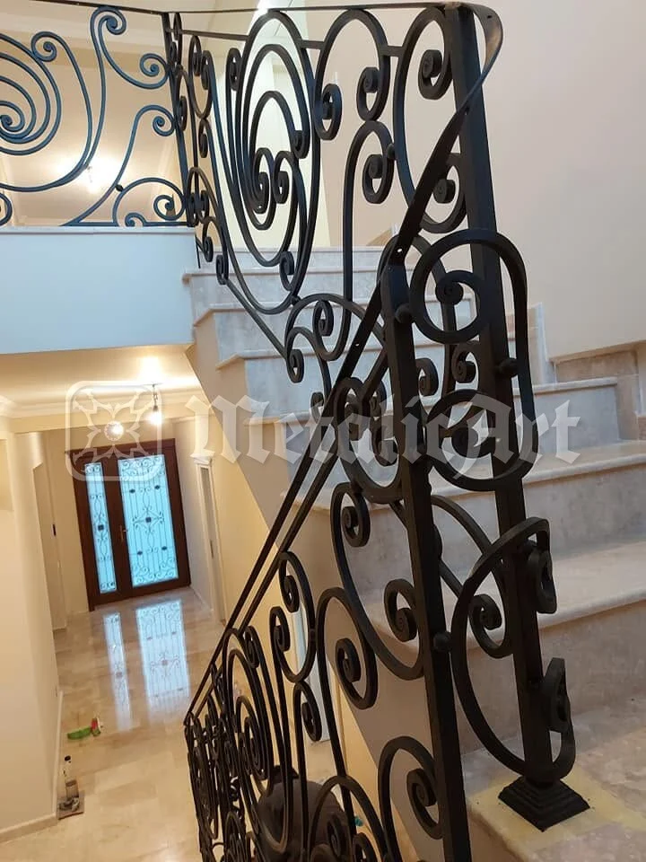 Rampa văzută din hol, cu ușa de intrare în capăt.