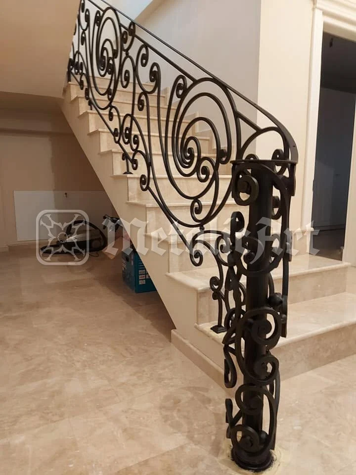 Scara întreagă, cu balustrada urcând de-a lungul treptelor de travertin.
