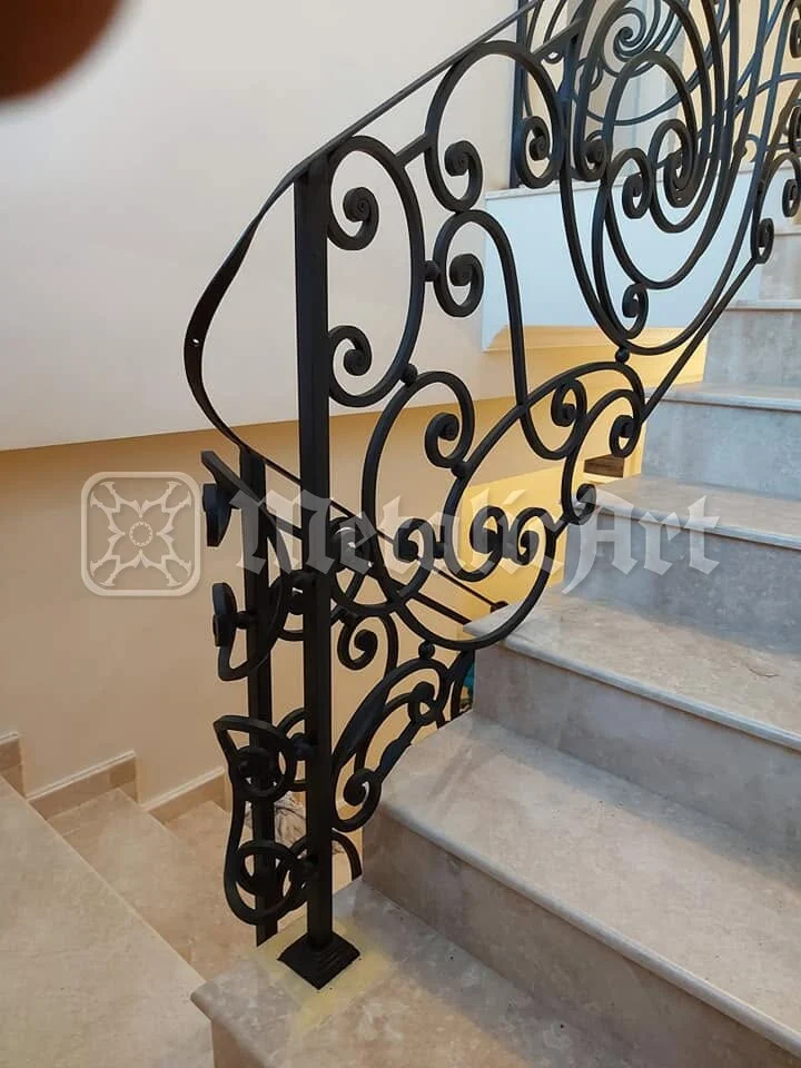 Cotul balustradei la podest, cu volutele mari.