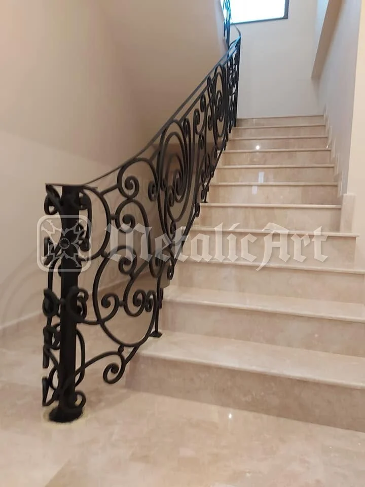 Rampa văzută de jos, pe lângă peretele alb.
