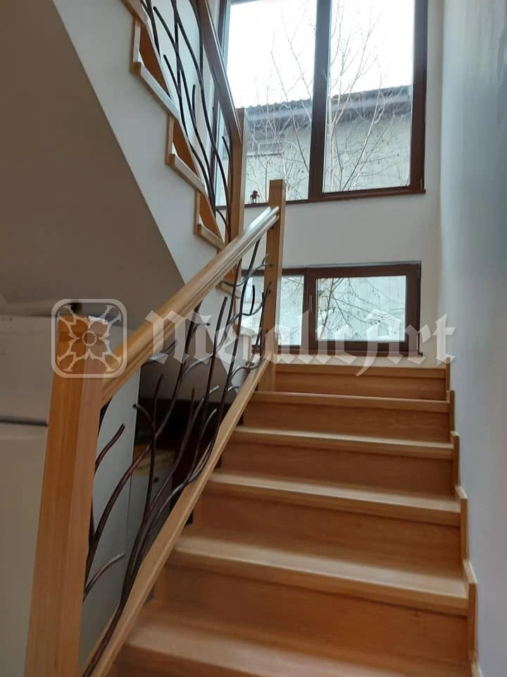 Rampa care urcă, cu fereastra în capăt.