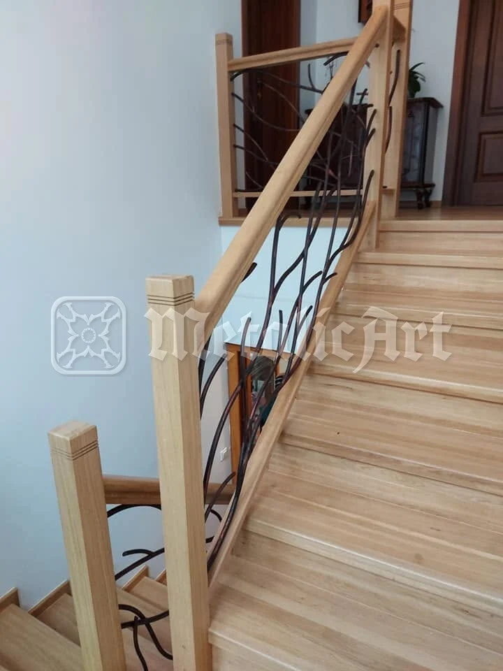 Balustrada de la etaj, de-a lungul parchetului.