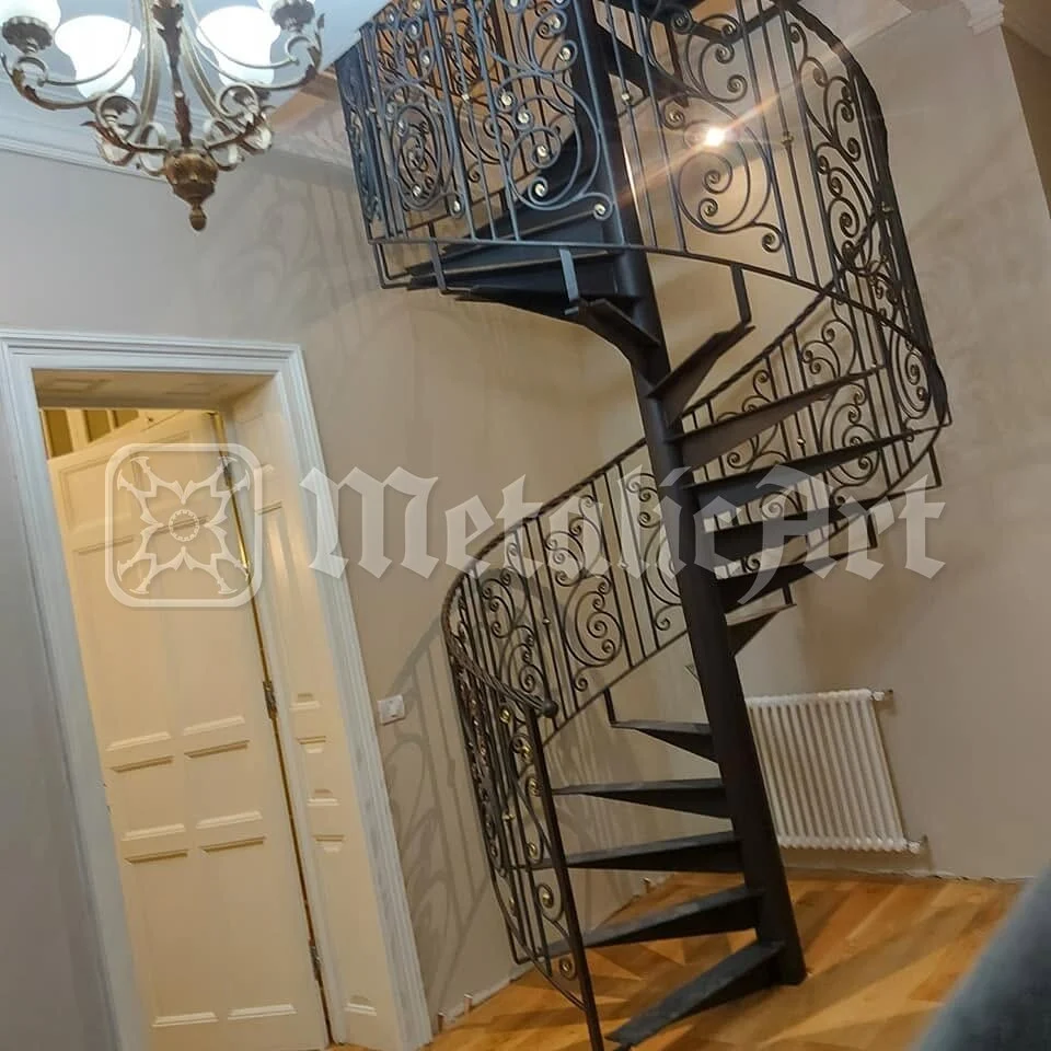 Scara spirală văzută din capătul camerei, sub candelabru.
