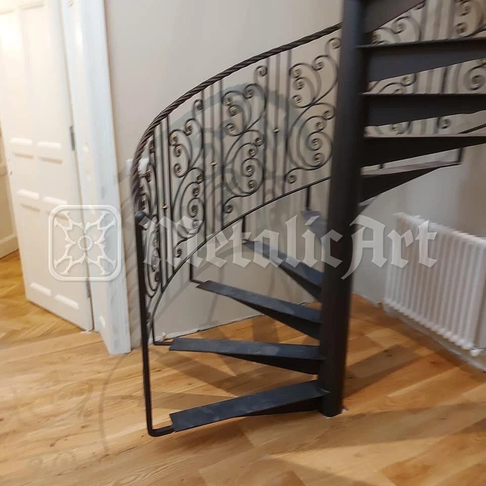 Treptele în spirală, cu balustrada curbată în jurul lor.