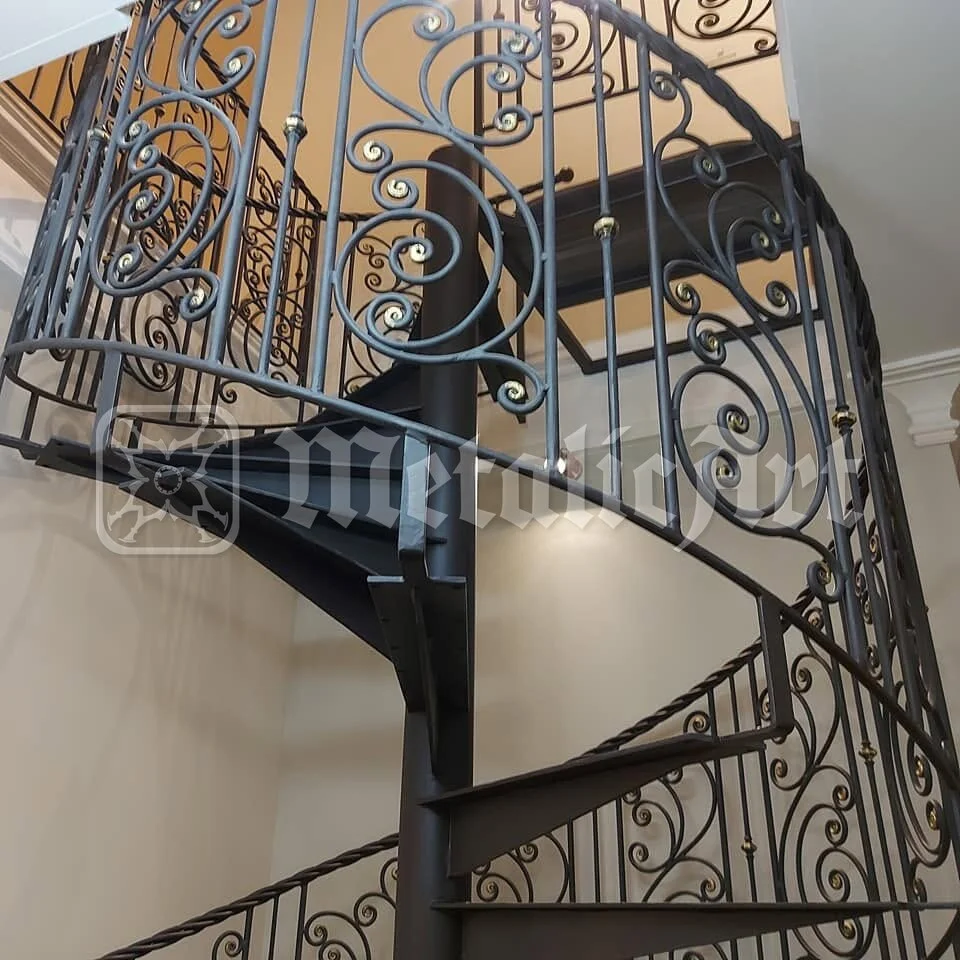 Spirala văzută de sus, cu volutele balustradei.