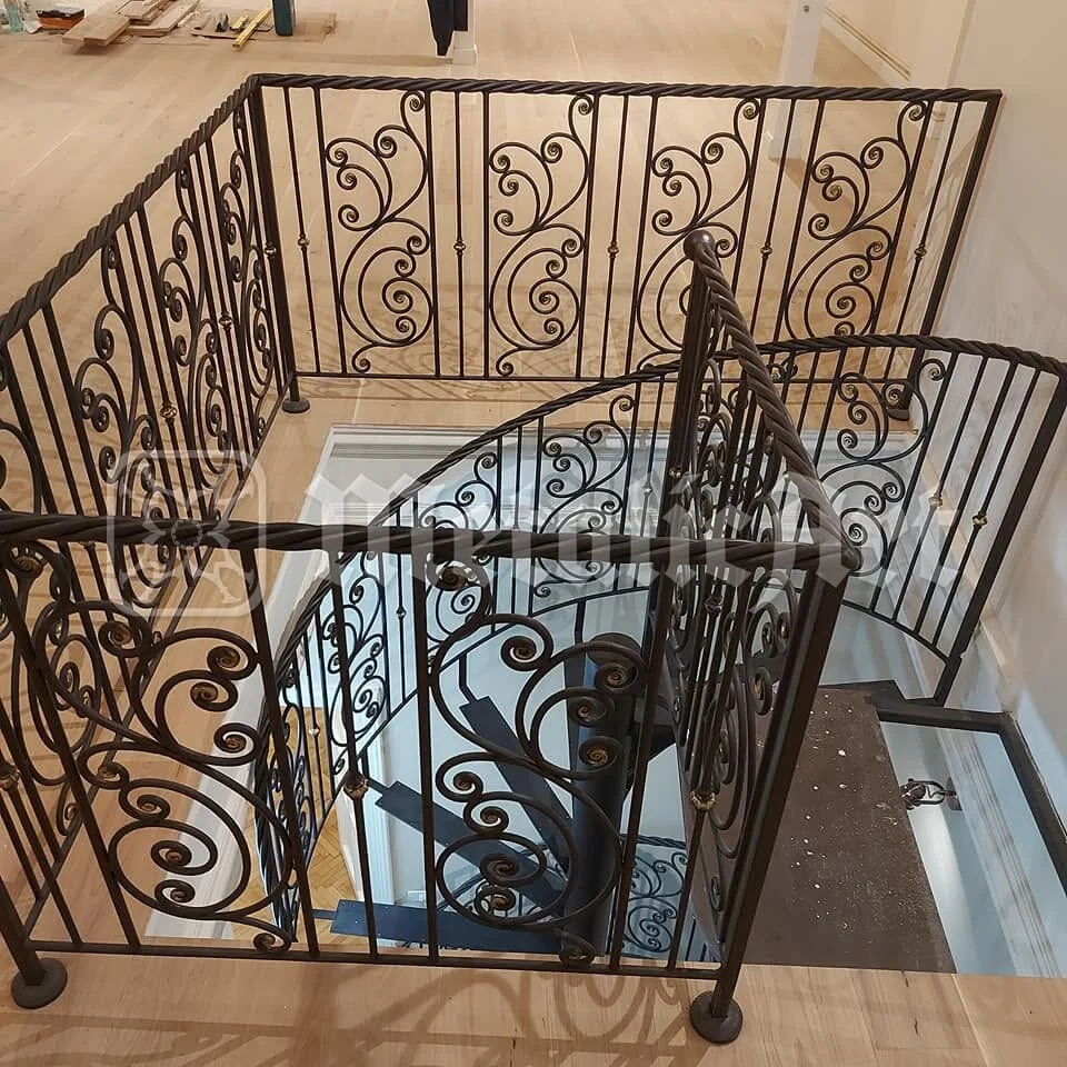 Balustrada golului, cu scara coborând în mijloc.