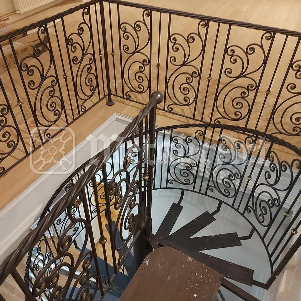 Colțul balustradei, deasupra treptelor.