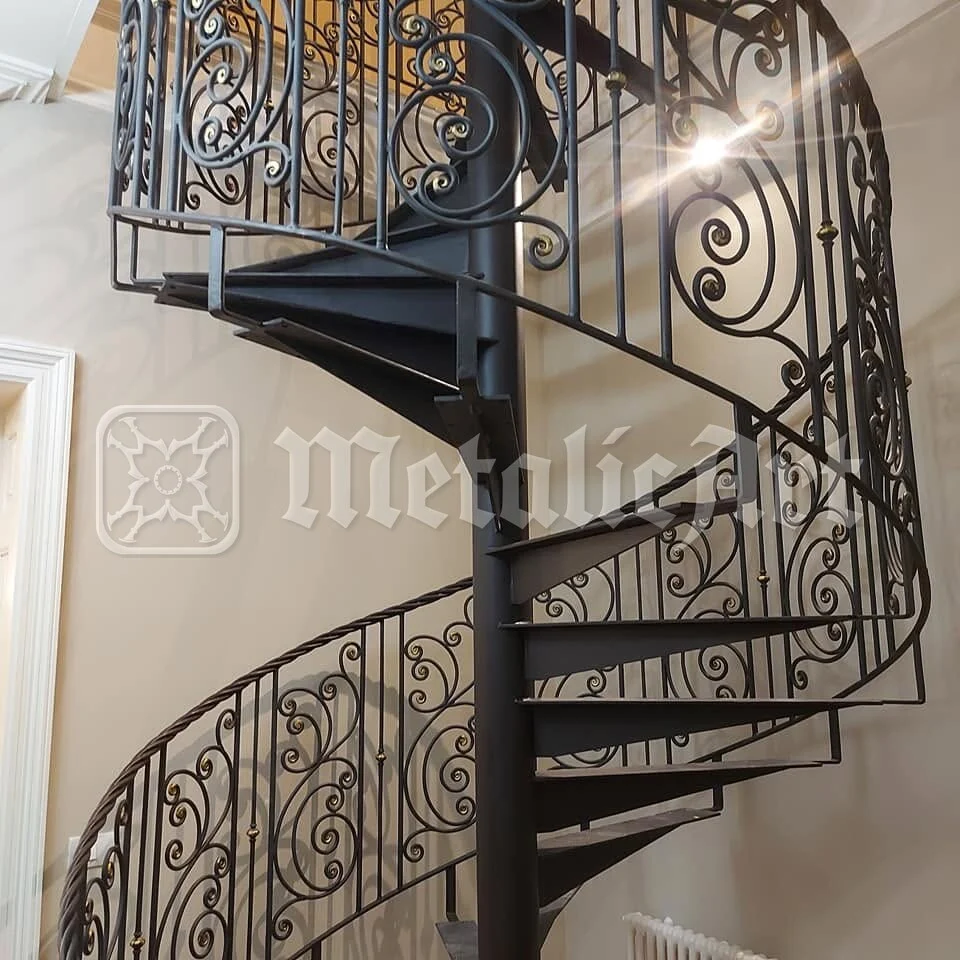 Scara spirală întreagă, de la parchet până la etaj.