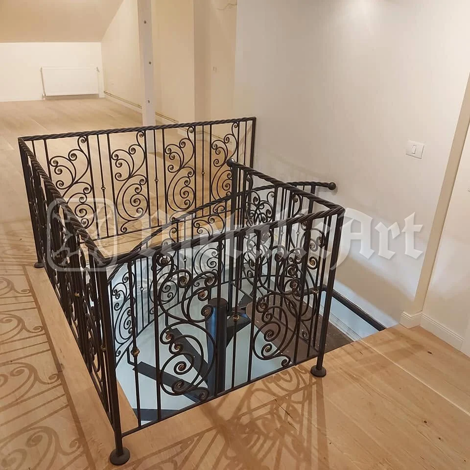 Balustrada care înconjoară golul scării, cu scara spirală dedesubt.