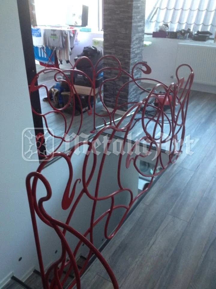 Balustrada de pe marginea golului de la etaj, văzută dinspre camera de zi.
