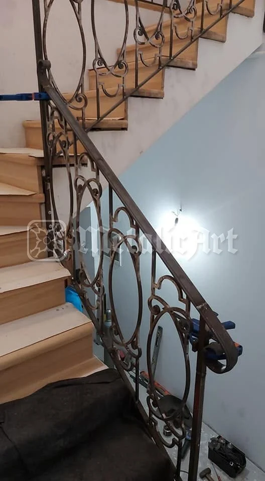 Rampa văzută de jos, cu peretele albastru în spate.