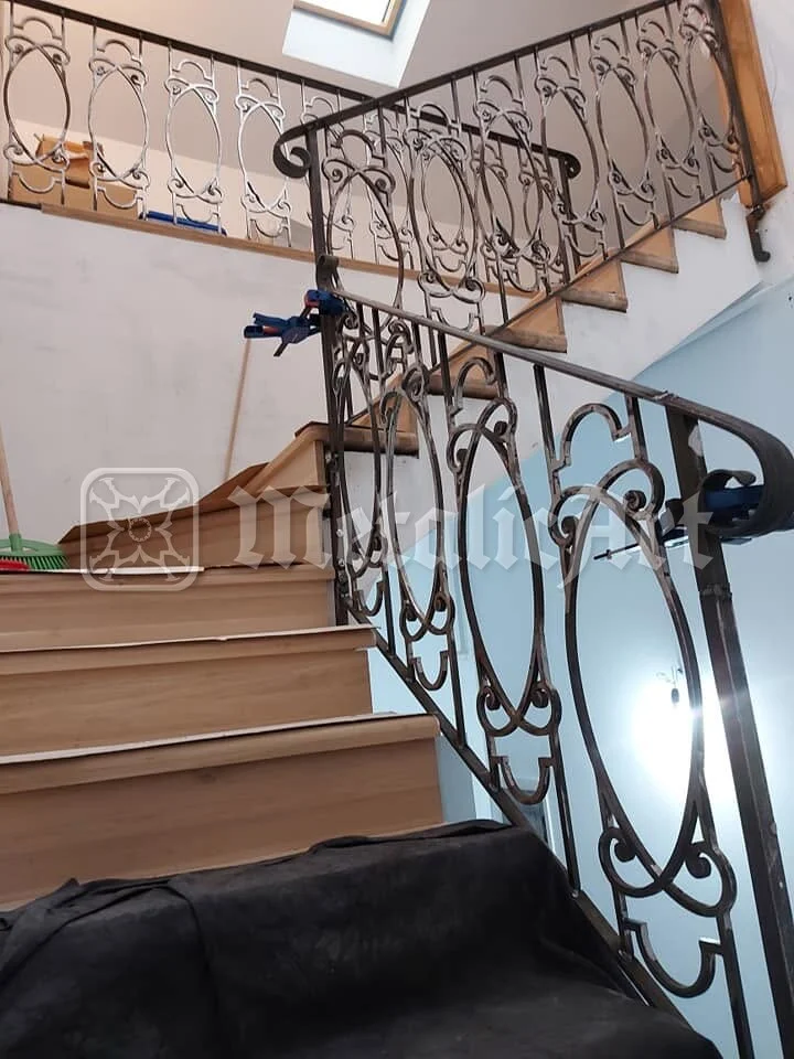 Panourile de pe cele două rampe, văzute din capul scării.