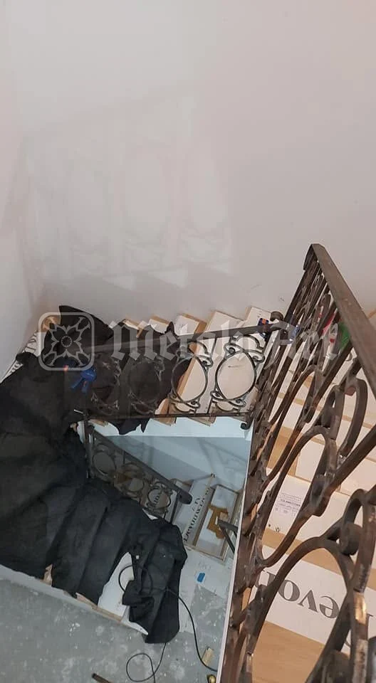 Balustrada de la etaj, încă neterminată, deasupra golului.