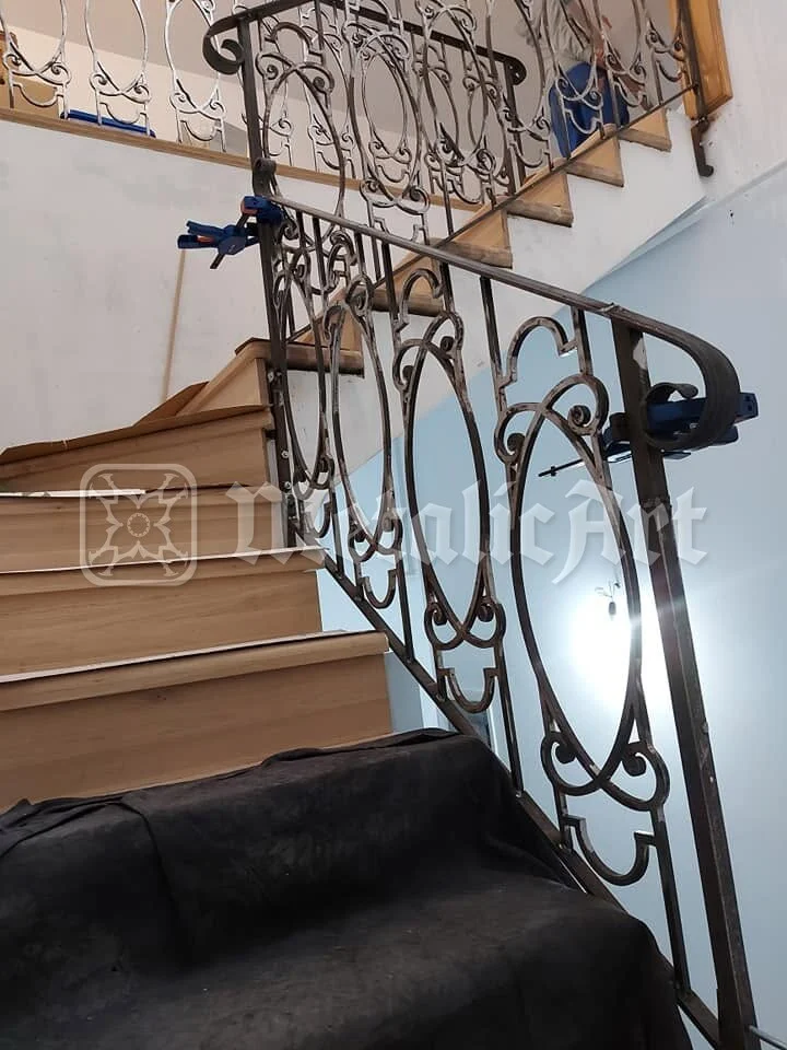 Balustrada cu ovale, prinsă în cleme în timpul montajului.