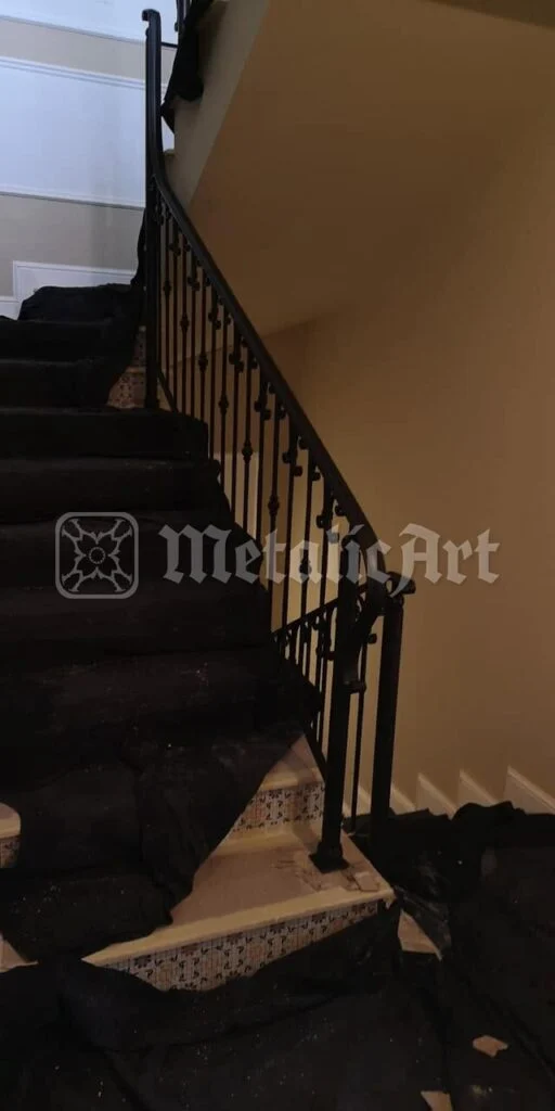 Balustrada cu bare și bile, montată pe treptele brute.
