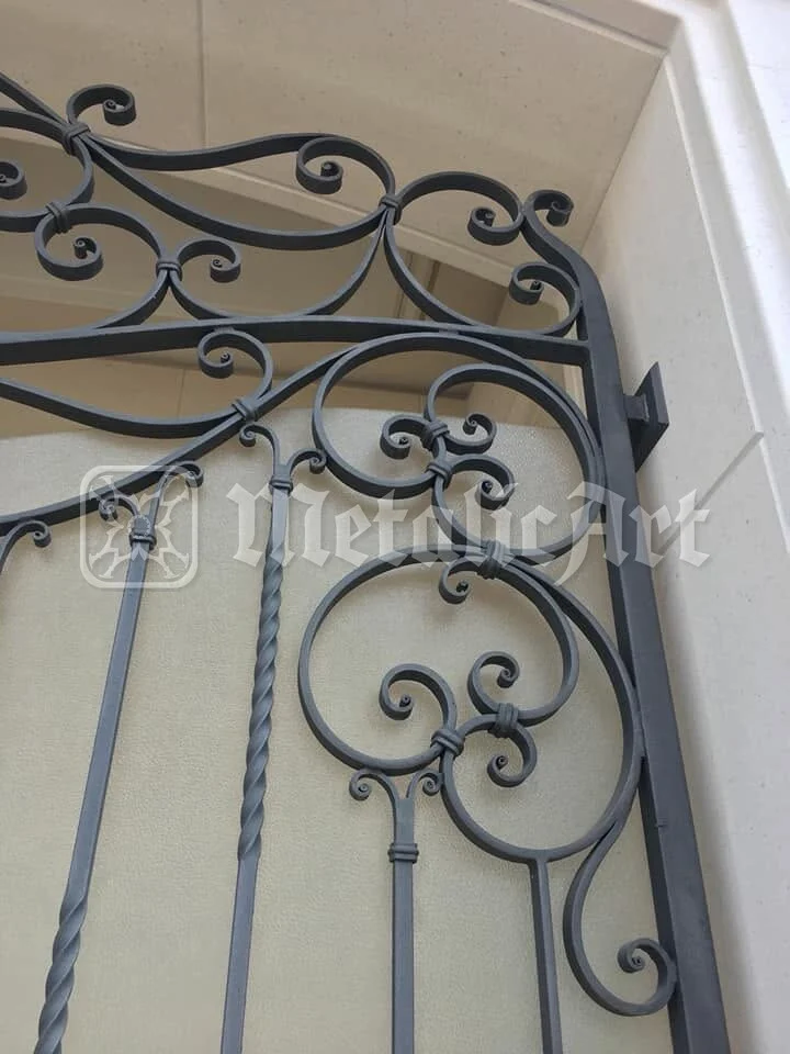 Panoul balustradei, cu volutele dintre barele torsadate.