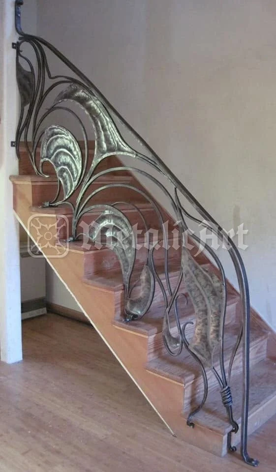 Rampa scării, cu frunzele mari prinse în desen.