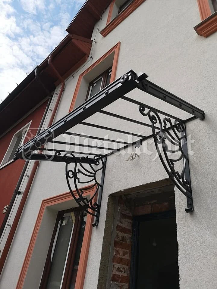 Aceeași copertină, văzută de jos, cu nervurile ei.