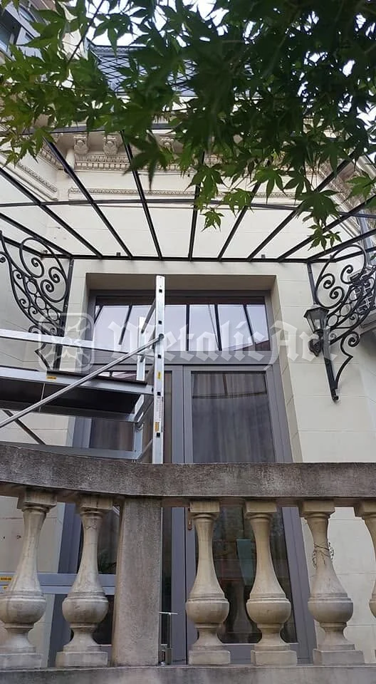 Marchiza și consolele ei, văzute din curte.