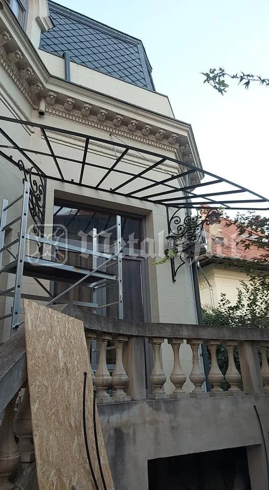 Marchiza văzută de jos, cu balustrada balconului dedesubt.