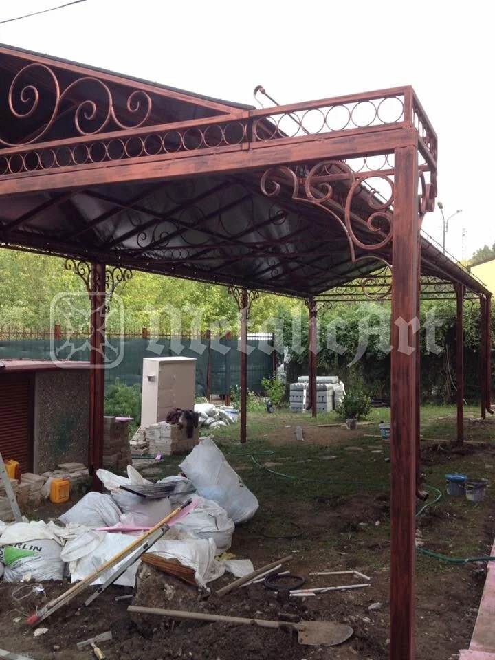 Pergola montată în curte, cu ornamentele ei de margine.