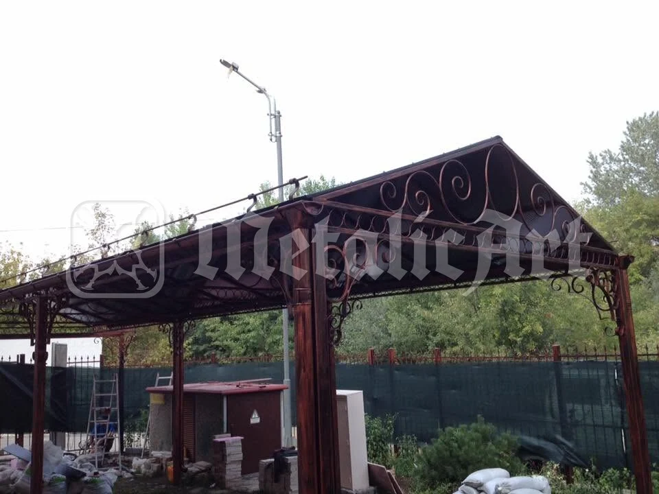 Pergola întreagă, văzută din grădină.