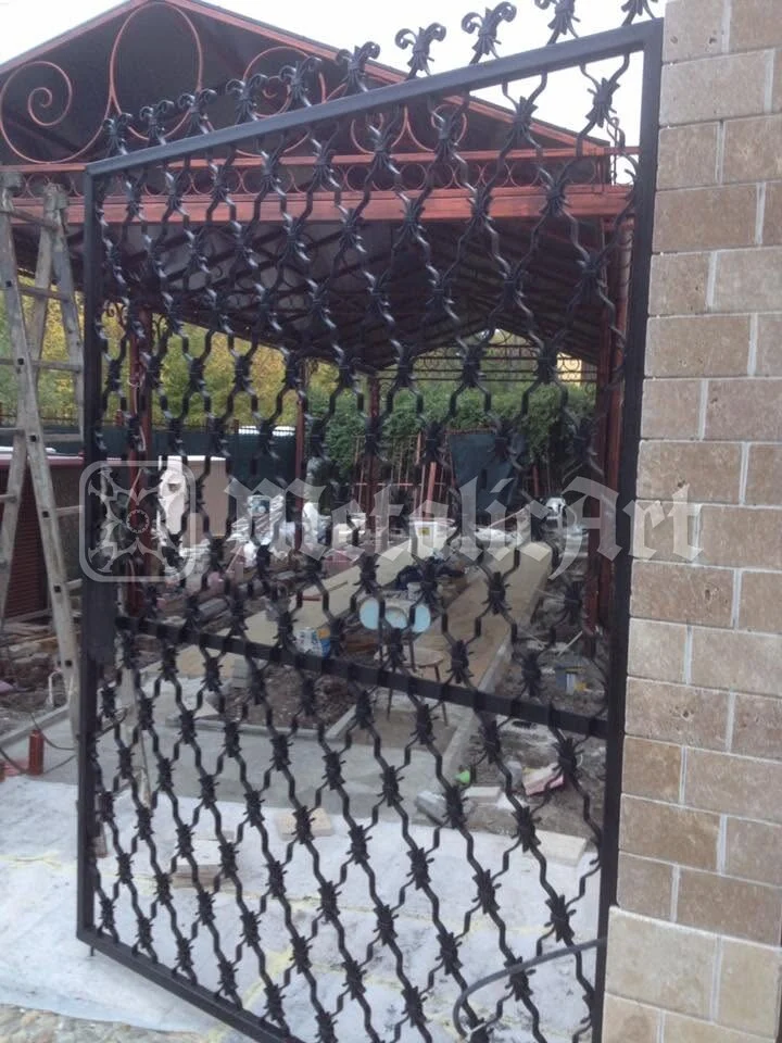 Pergola văzută de sub ea, cu ornamentele de pe margine.