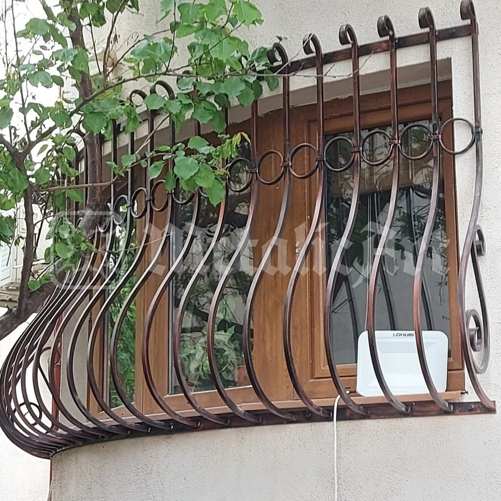 Grilajul văzut razant, cu vița-de-vie deasupra.