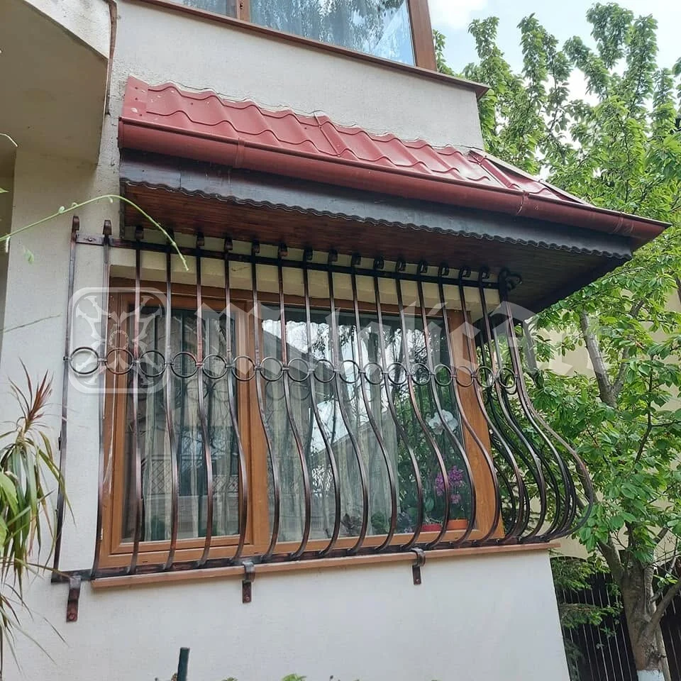 Grilajul văzut de jos, cu acoperișul roșu deasupra.