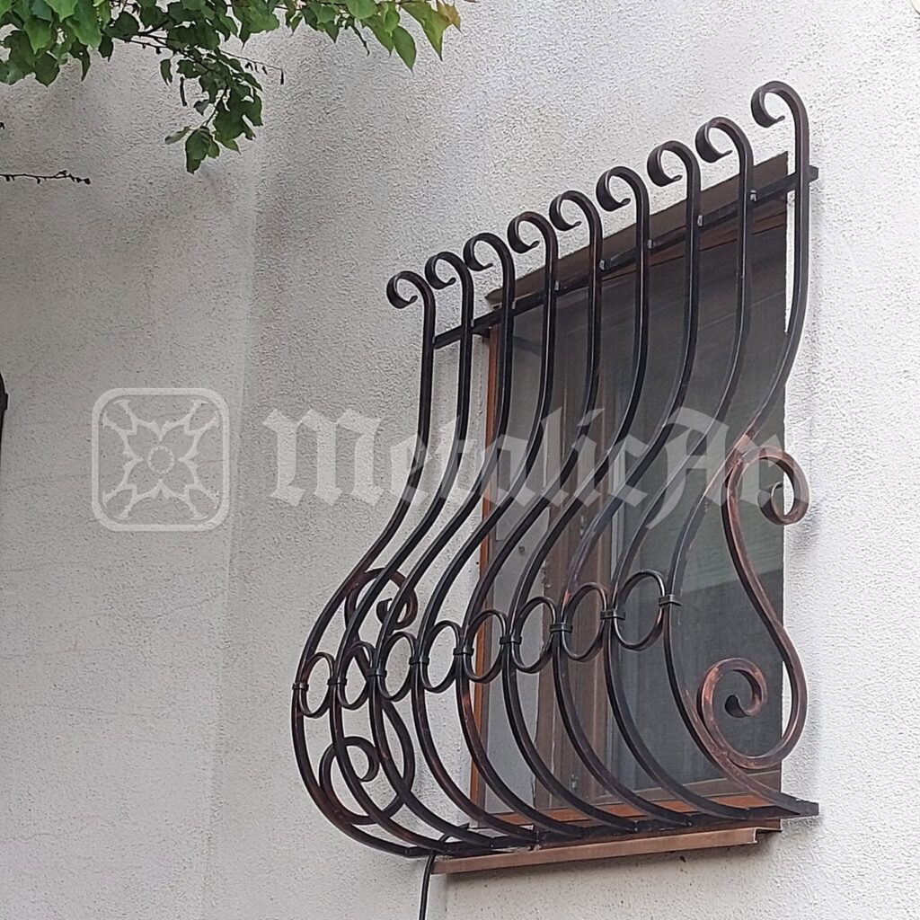 Un singur grilaj, cu volutele de la capete.