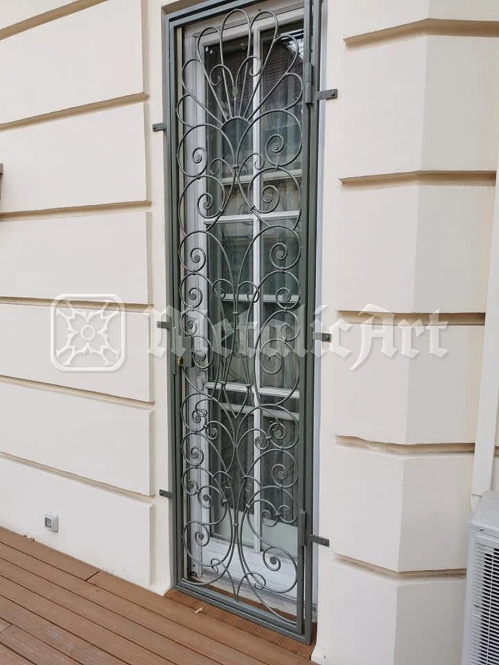Grilajul ferestrei de pe latura umbrită.