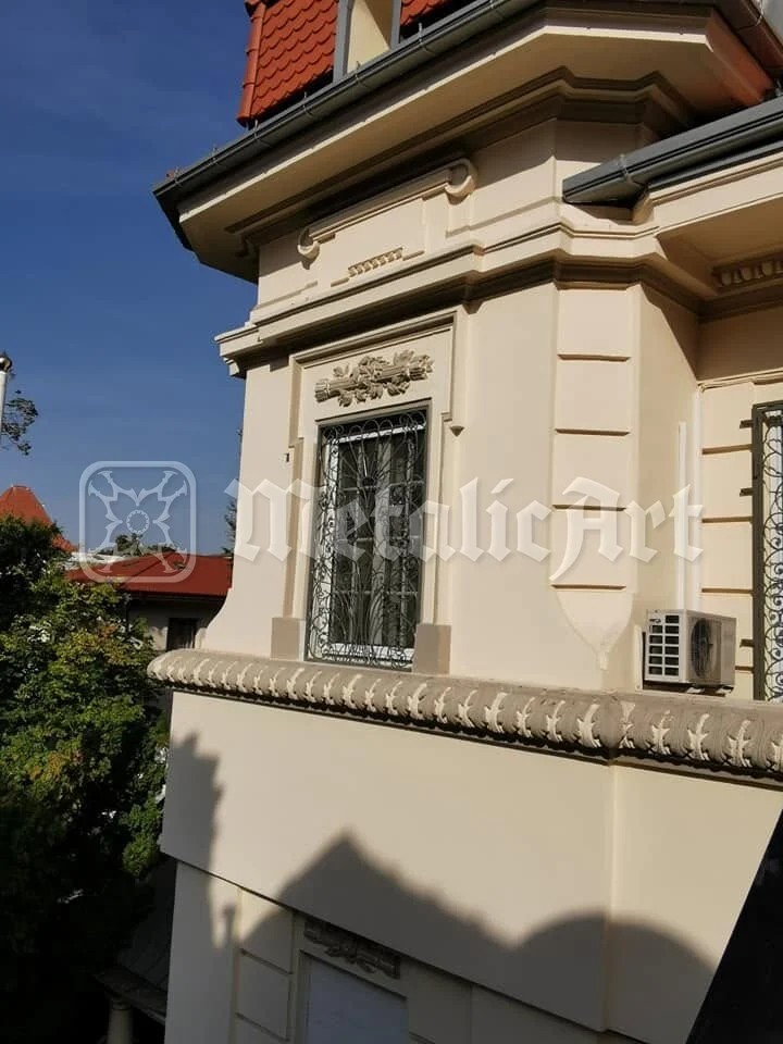Vila văzută din curte, cu grilajele de la etaj.