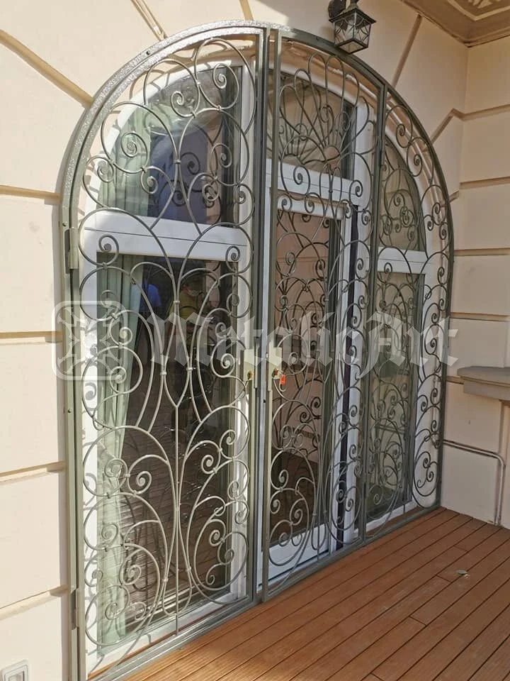 Ușa-vitrină văzută din față, cu arcul ei întreg.