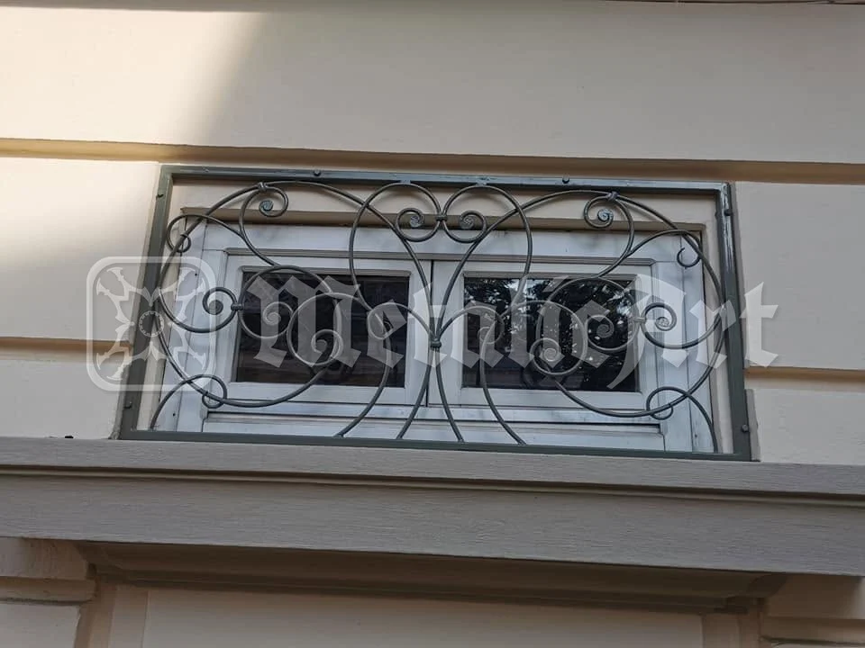 Grilajul ferestrei orizontale de la demisol.