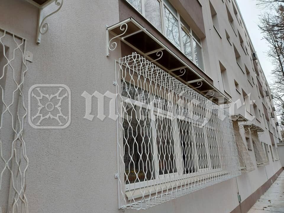 Grilajele de-a lungul fațadei, văzute razant.
