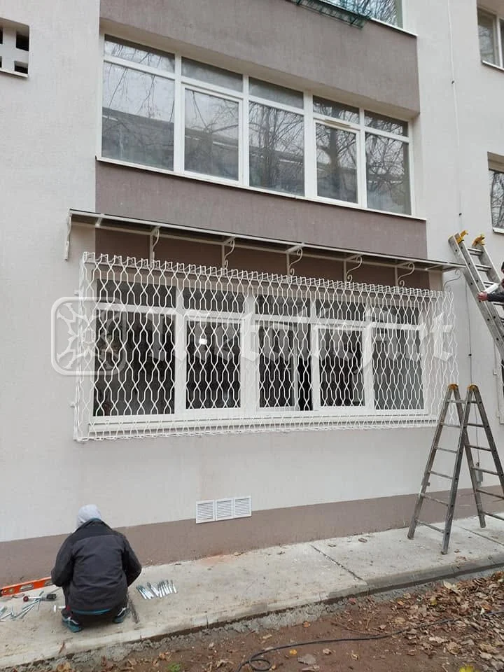 Montajul în lucru, cu scara sprijinită de perete.