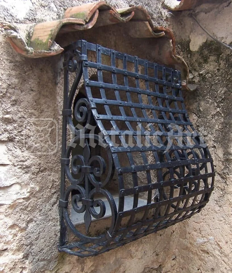 Grilajul ferestrei, pe zidul de piatră.