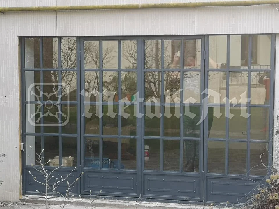 Aceeași vitrină, văzută dinspre stradă.