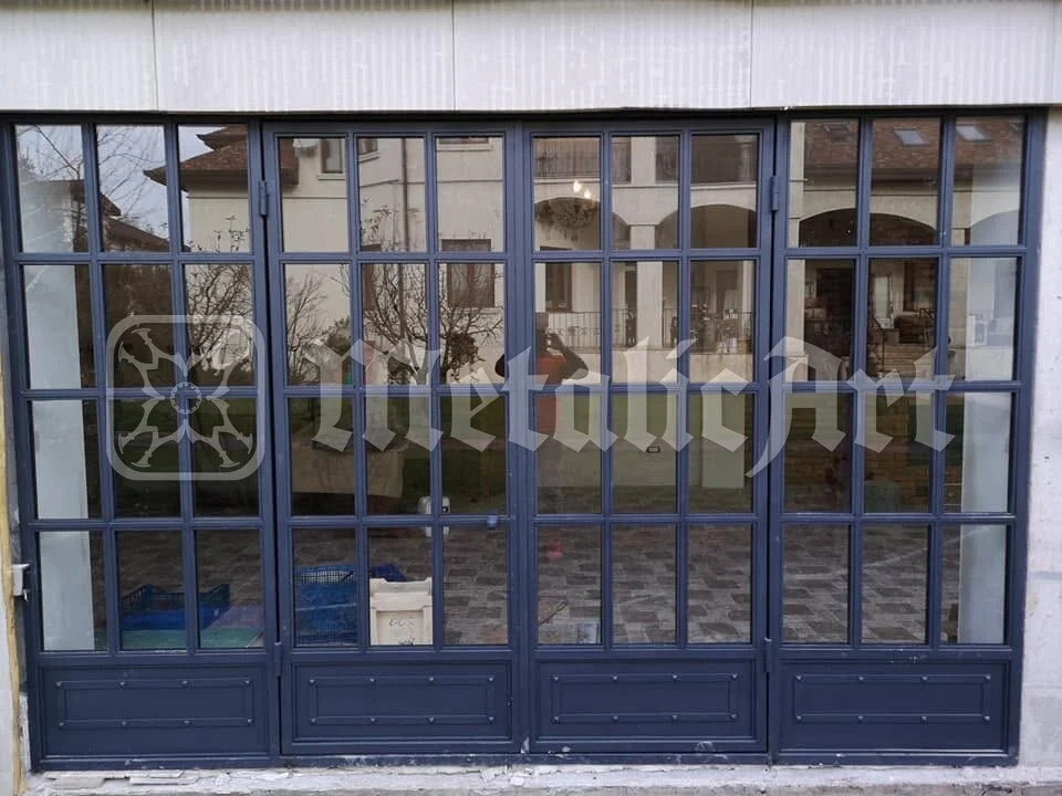 Vitrina văzută din față, cu ochiurile ei de geam.