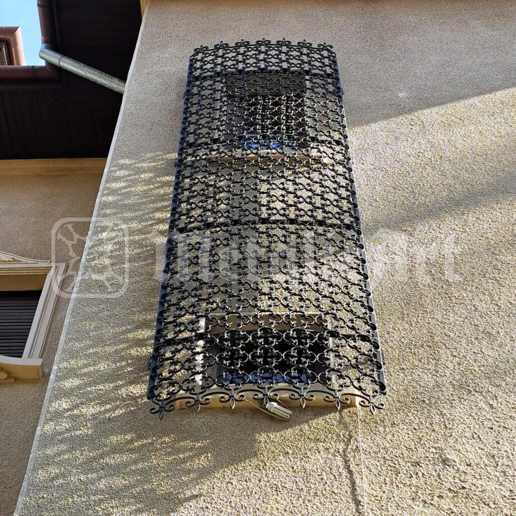 Același grilaj, văzut din celălalt capăt.